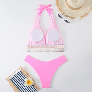 Detailansicht des rosa Halter-Bikinis mit verstellbarer Schleife und abnehmbaren Polstern