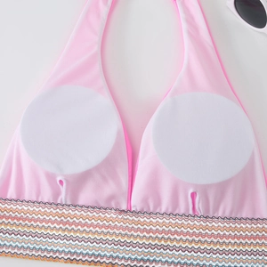 Details vom pinken Neckholder-Bikini-Top mit Polstern und buntem Wellen-Gummiband
