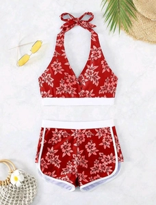 Flachliegendes Set aus rotem Blumen-Neckholder-Top und Shorts mit Sommer-Accessoires