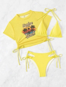 Détails à plat d'un ensemble bikini 3 pièces jaune vif avec un crop top graphique chic