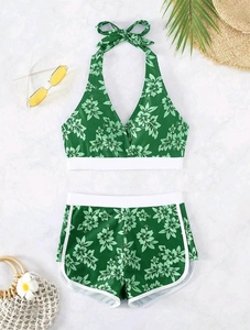 Flachbild-Ansicht von grünem Blumen-Halter-Bikini mit Shorts und Strand-Accessoires