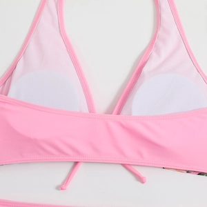 Dettaglio della fodera del top bikini rosa con imbottiture bianche rimovibili all'interno