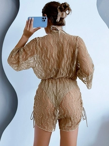 Vista posteriore di un set bikini 3 pezzi con copricostume in pizzo e mesh beige chiaro