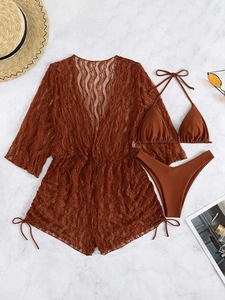 Dettaglio del set bikini 3 pezzi con copricostume in pizzo marrone e slip