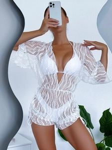 Elegante copricostume in pizzo bianco con set bikini coordinato da tre pezzi per mare