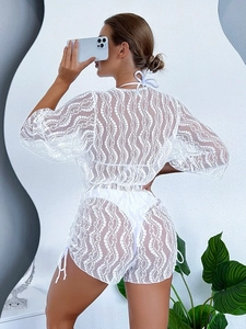 Dettaglio vista posteriore di un set copricostume a tre pezzi in rete di pizzo bianco donna