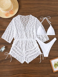 Dettaglio del set bikini bianco a 3 pezzi con copricostume in pizzo a maniche lunghe