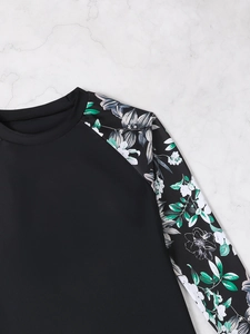 Detail der Badeanzug-Ärmel mit weißem und grünem Blumenmuster und Raglannaht