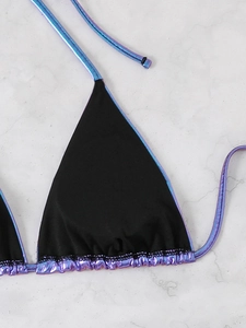 Détail du haut de bikini avec bordure holographique violette et tissu noir mat