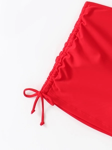 Détail du maillot de bain rouge à taille haute avec cordon de serrage et nœud élégant