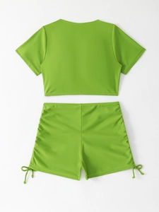 Maillot de bain deux pièces vert vif avec short à cordon et haut à manches courtes