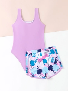 Costume da bagno due pezzi per bambina con top lavanda e slip con stampa tropicale