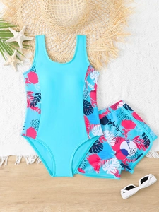Dettaglio del set da bagno blu per bambine con cappello di paglia e decoro a stella