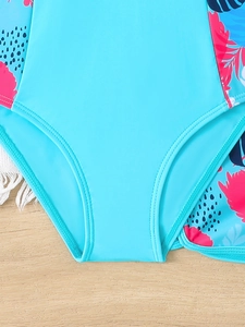 Dettaglio del costume da bagno blu da ragazza con stampe floreali e cuciture rinforzate
