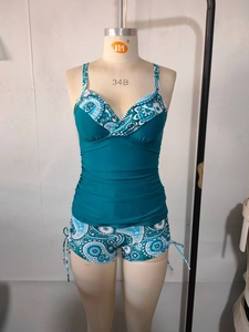 Detailansicht der petrolfarbenen Tankini-Badeanzug mit Paisley-Muster und Kordelzug-Shorts