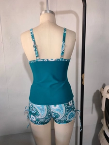 Detailansicht des zweiteiligen Tankinis mit Paisley-Muster und Shorts mit seitlichem Tunnelzug