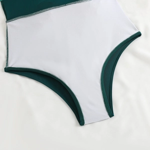 Detail van badpak met witte mesh voering en groene platte stiksels voor hoogwaardige afwerking