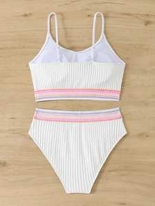 Dettaglio del bikini bianco a coste con bande elastiche a righe colorate e texture morbida