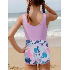 Costume da bagno bambina un pezzo con top viola e stampa a foglie tropicali sulla spiaggia