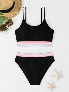 Bikini nero a coste in due pezzi con dettagli di fettuccia elastica arcobaleno colorata