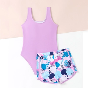 Costume da bagno due pezzi bambina con top lavanda e pantaloncini a stampa tropicale