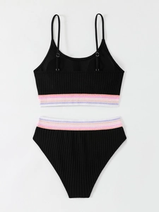 Dettaglio del tessuto a costine e delle fasce elastiche a righe colorate del bikini
