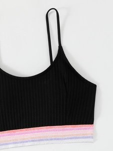 Dettaglio top bikini nero a costine con spalline sottili e fascia a righe colorate