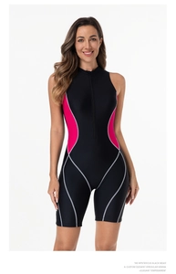 Dettaglio della cerniera e dei pannelli rosa sul costume da bagno sportivo nero