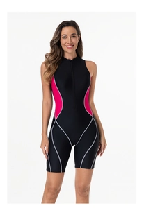 Dettaglio costume intero sportivo con cerniera frontale e pannelli laterali rosa
