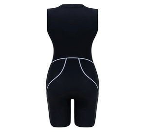 Vista posteriore del costume da bagno nero da donna con linee grigie e tessuto elastico
