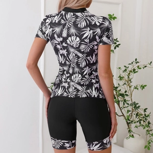 Vue arrière d'un maillot de bain deux pièces avec imprimé tropical et fermeture éclair au dos