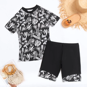 Vue à plat d'un maillot de bain deux pièces floral avec haut zippé et short noir