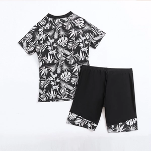 Vue détaillée d'un maillot de bain deux pièces avec imprimés de feuilles tropicales