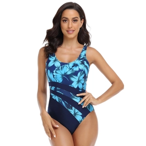 Détail d'un maillot de bain bleu marine avec imprimés tropicaux et empiècements gainants