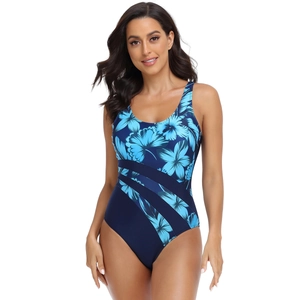 Détail d'un maillot de bain une pièce bleu marine avec imprimé floral et rayures amincissantes