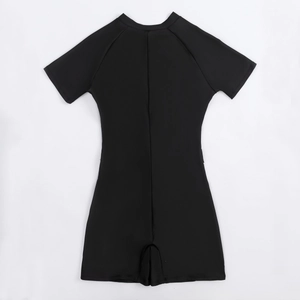 Vue détaillée d'un maillot de bain une pièce noir à manches courtes et couture dos