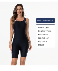 Dettaglio di un costume intero con stampa laterale nera e vestibilità professionale su modella
