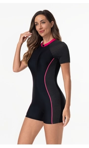 Vue détaillée du maillot de bain femme manches courtes avec zip et liseré rose latéral