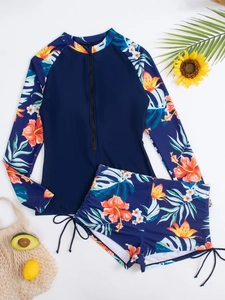 Vue à plat d'un ensemble de protection solaire à fleurs avec short à imprimé tropical