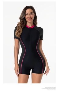 Détail d'un maillot de surf à manches courtes avec liseré rose et fermeture éclair