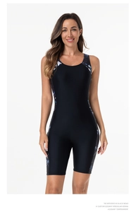 Dettaglio di un costume da bagno intero nero con pannelli floreali blu sui lati