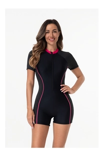 Détail du maillot de bain une pièce à manches courtes avec coutures roses contrastées