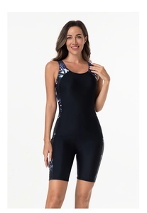 Dettaglio del costume da bagno nero professionale boyleg con inserti astratti blu e bianchi