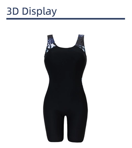 Vista 3D frontale di un costume sportivo nero con motivi vegetali blu e scollo a U