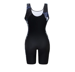 Dettaglio del costume da bagno professionale nero con foglie blu e scollo a U
