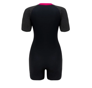 Vue arrière du maillot de bain de surf une pièce à manches courtes avec col rose vif