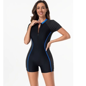 Détail d'un maillot de surf une pièce à manches courtes avec fermeture éclair bleue et liseré