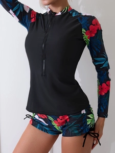 Détail du maillot de bain fleuri à manches longues avec zip frontal et short à cordon
