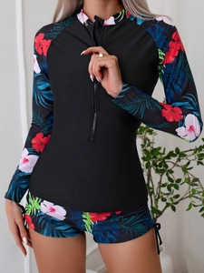 Détail du maillot de surf à fleurs manches longues avec zip et short tropical assorti