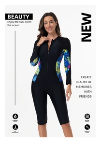 Détail du rashguard à manches longues avec imprimé tropical et fermeture éclair frontale